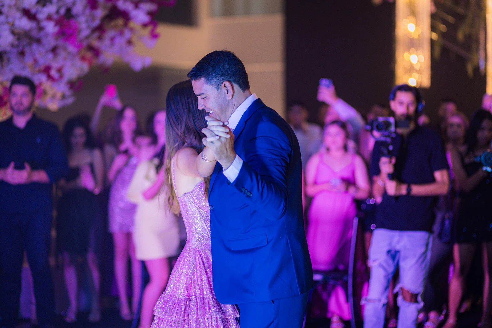 Debutante valsando com o pai no meio dos convidados
