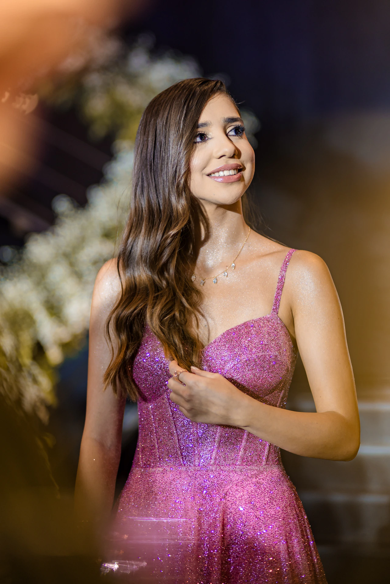 Retrato da debutante de vestido rosa com luz suave