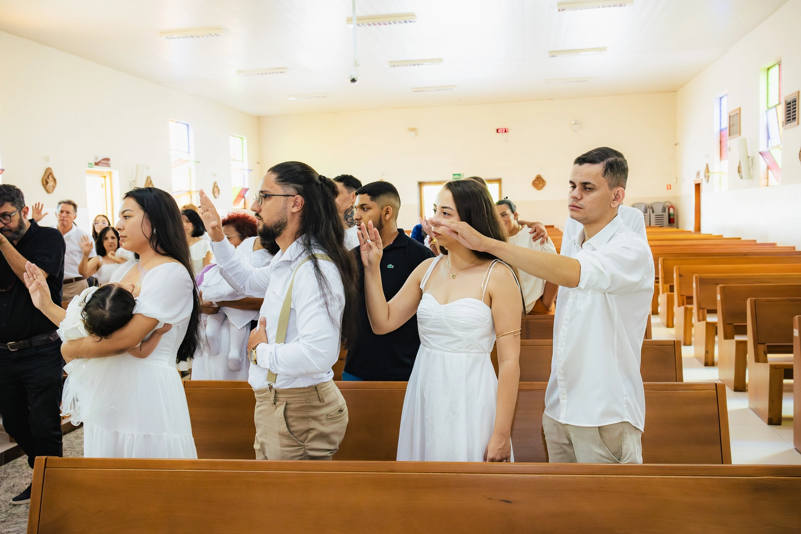Padrinhos e familiares reunidos durante a cerimônia de batizado