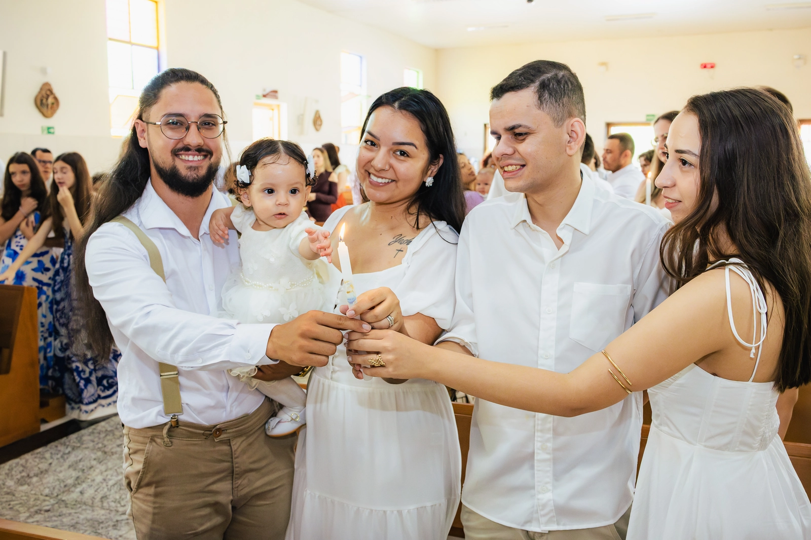 Família reunida no altar durante o batizado em Goiânia
