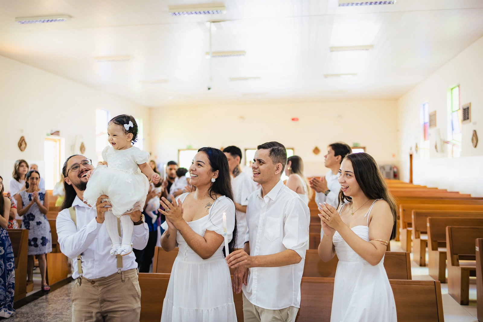 Família reunida no corredor da igreja após o batizado