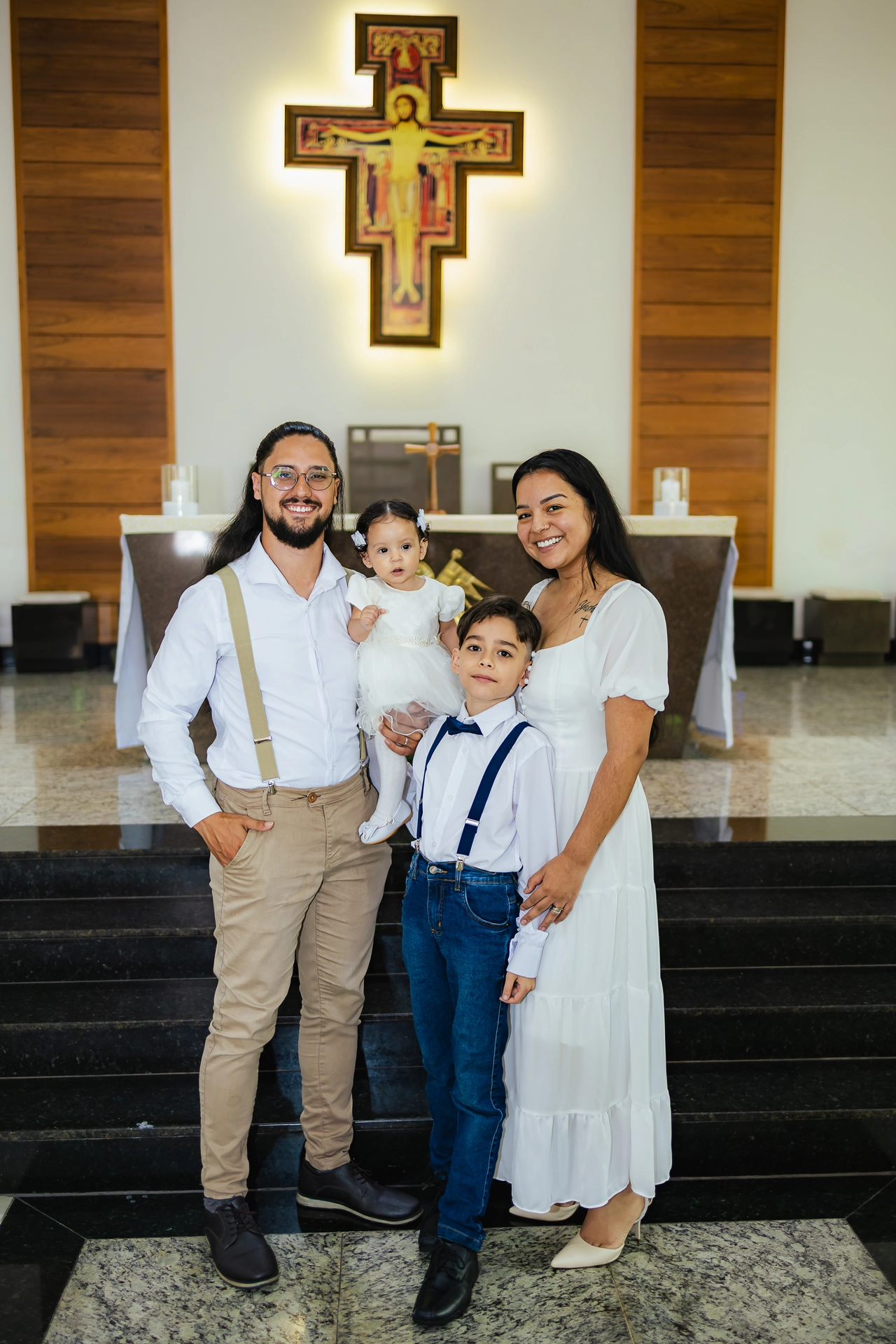 Retrato da família no altar após o batizado em Goiânia