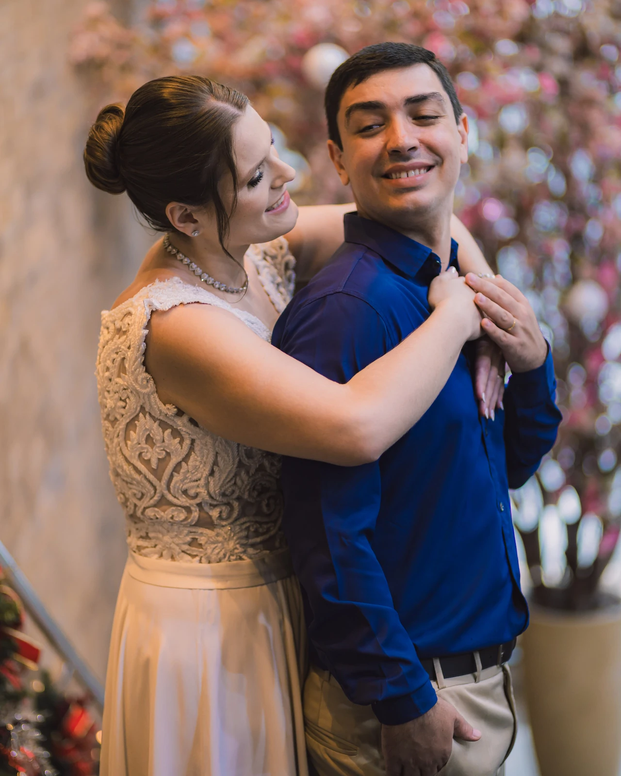 Andressa e Rodrigo abraçados e rindo durante o casamento civil em Goiânia