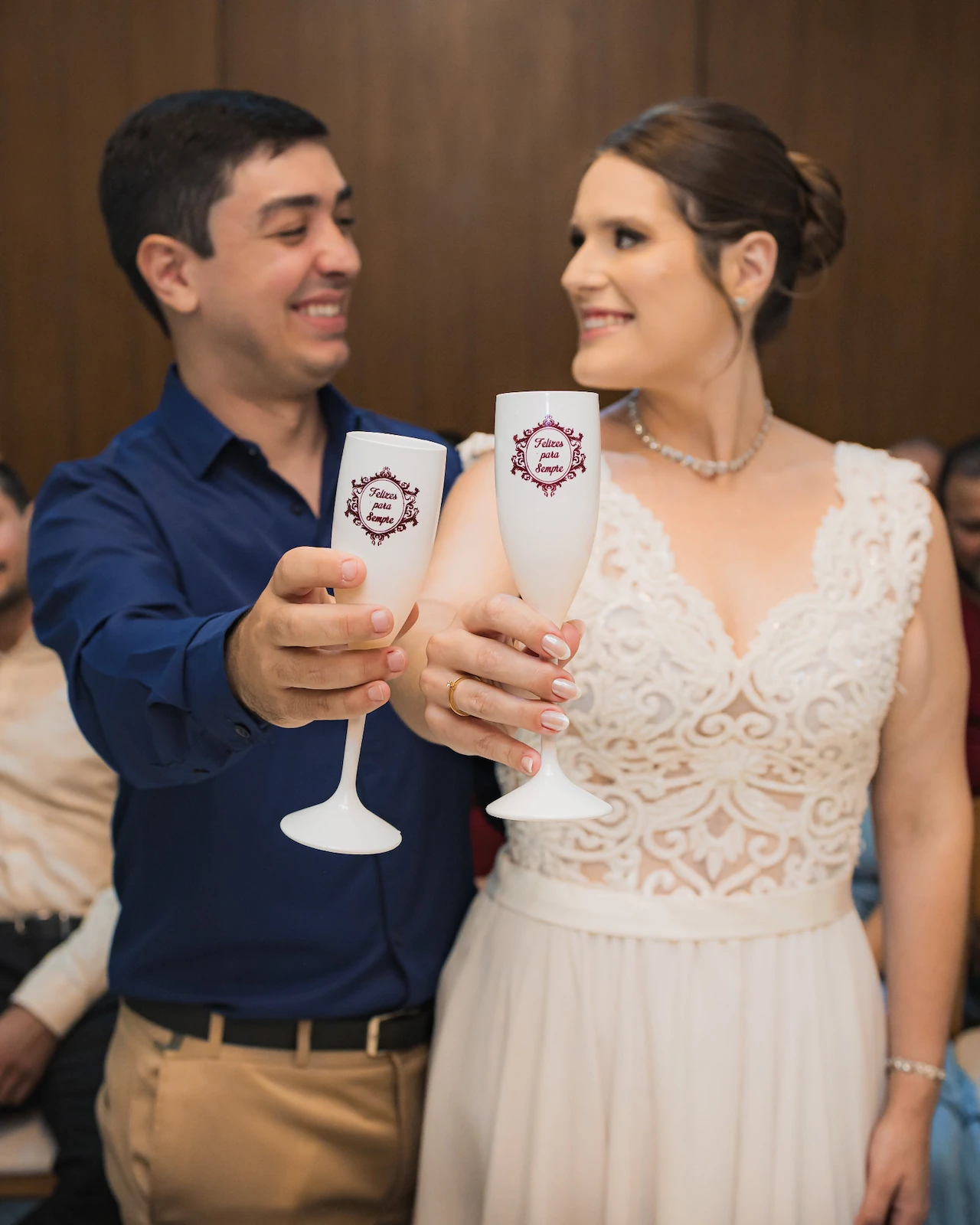 Andressa e Rodrigo brindando com taças personalizadas após o casamento civil