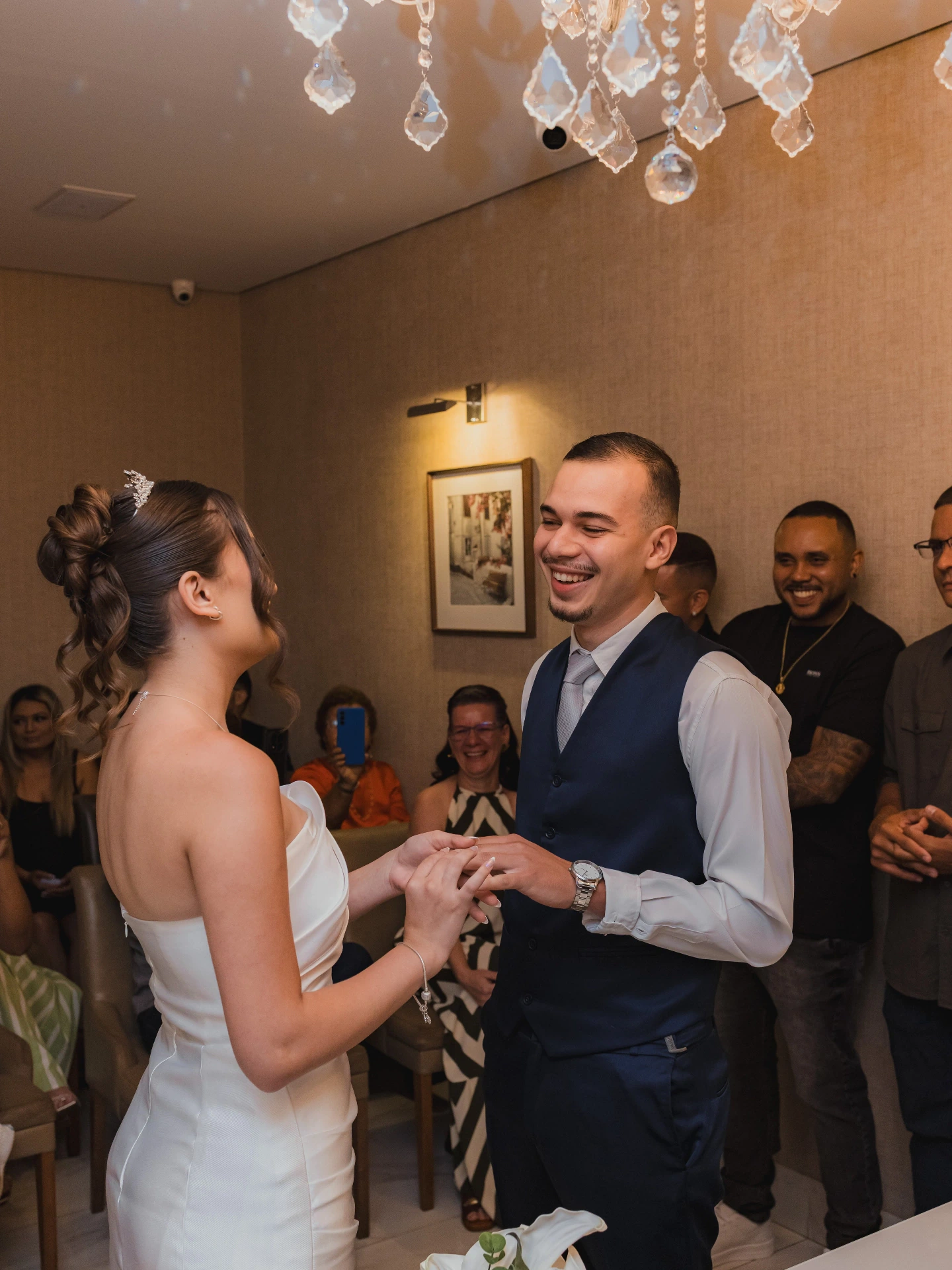 Alexya colocando a aliança no dedo de Pedro durante a cerimônia de casamento civil