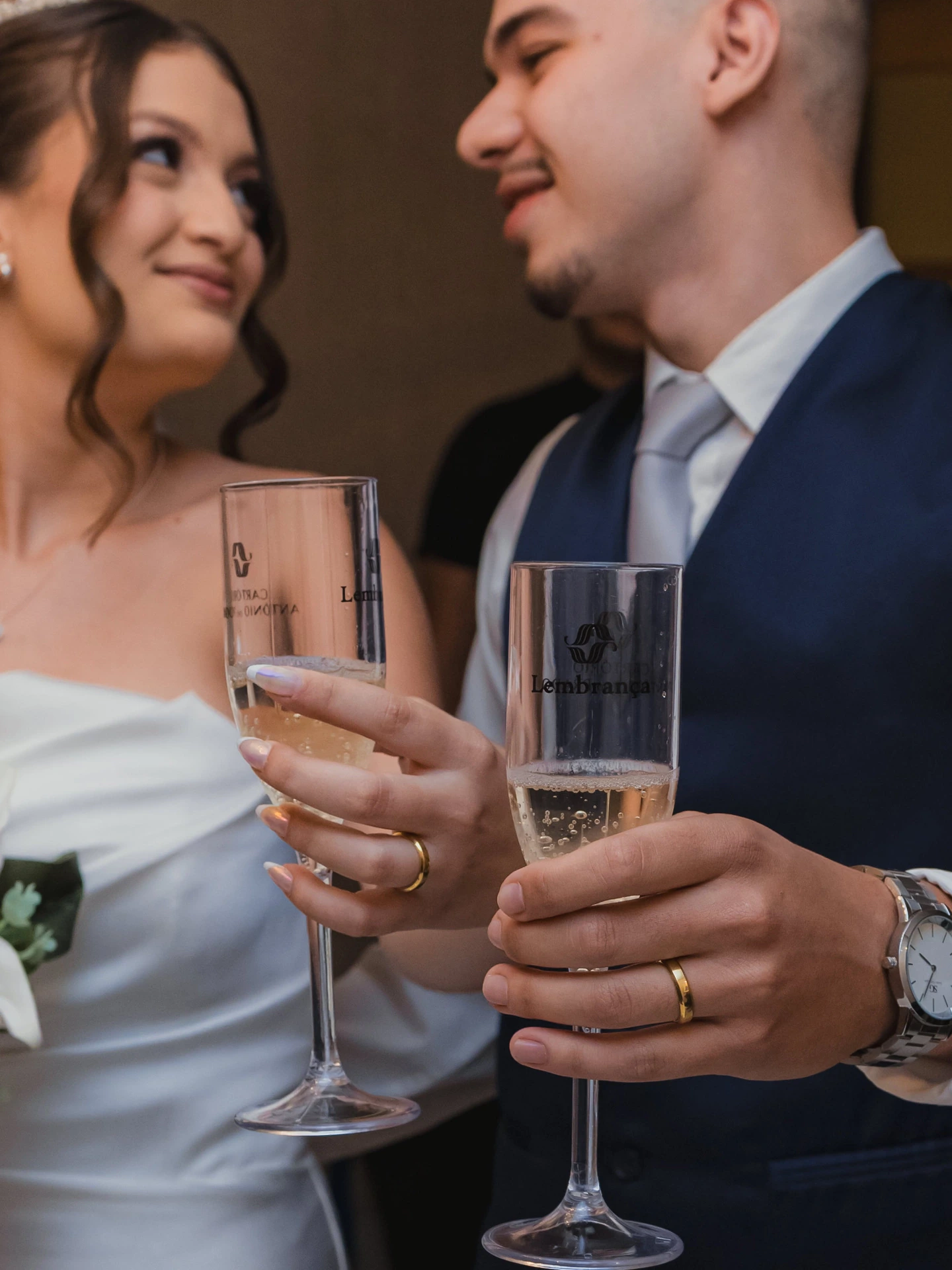 Os noivos brindando com taças de espumante após o casamento civil