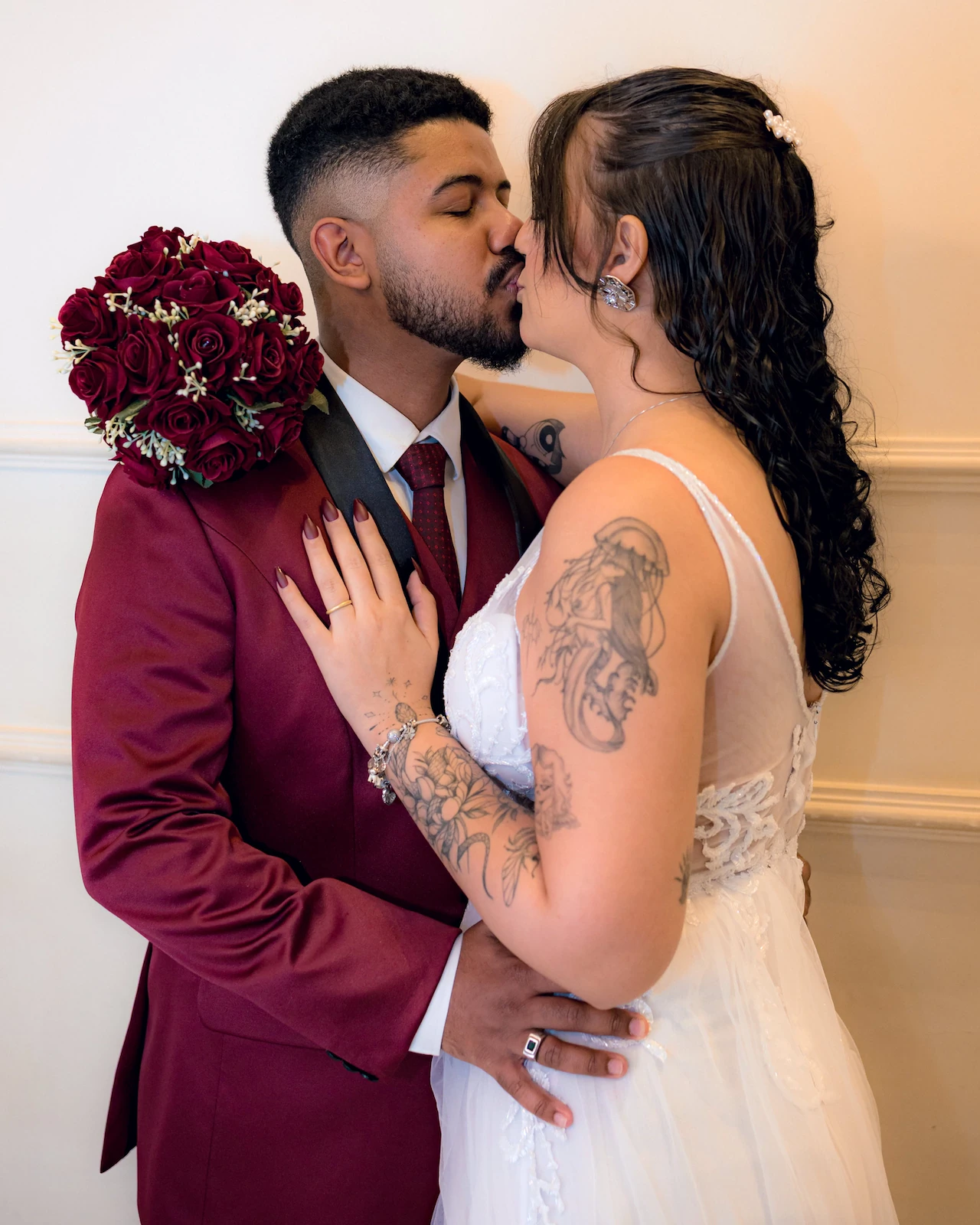 Casal se beijando durante a cerimônia de casamento civil em Goiânia