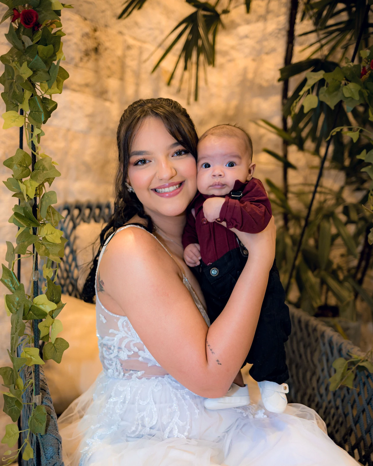 A noiva segurando o bebê no colo durante o casamento civil