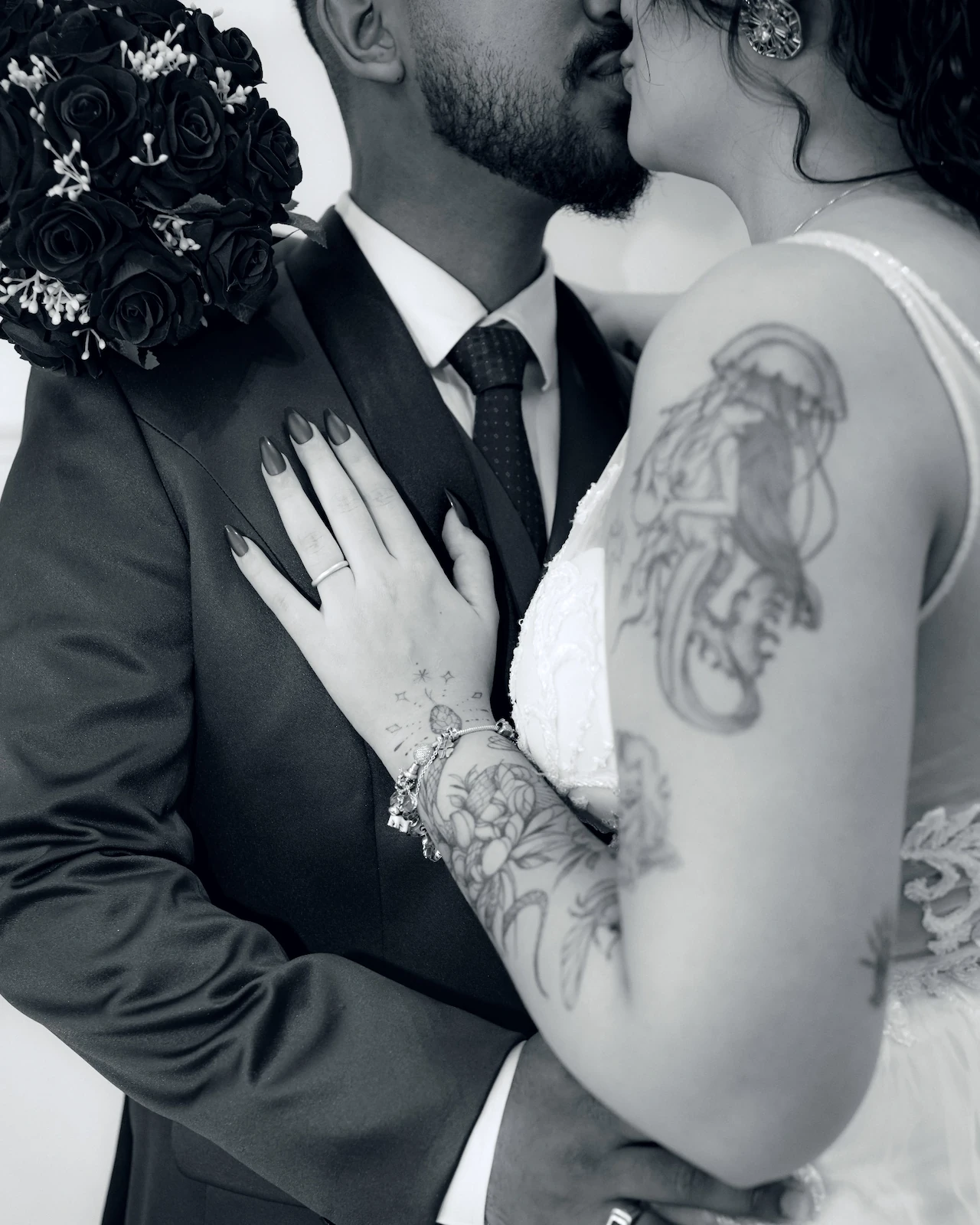 Foto em preto e branco dos noivos se beijando no casamento civil