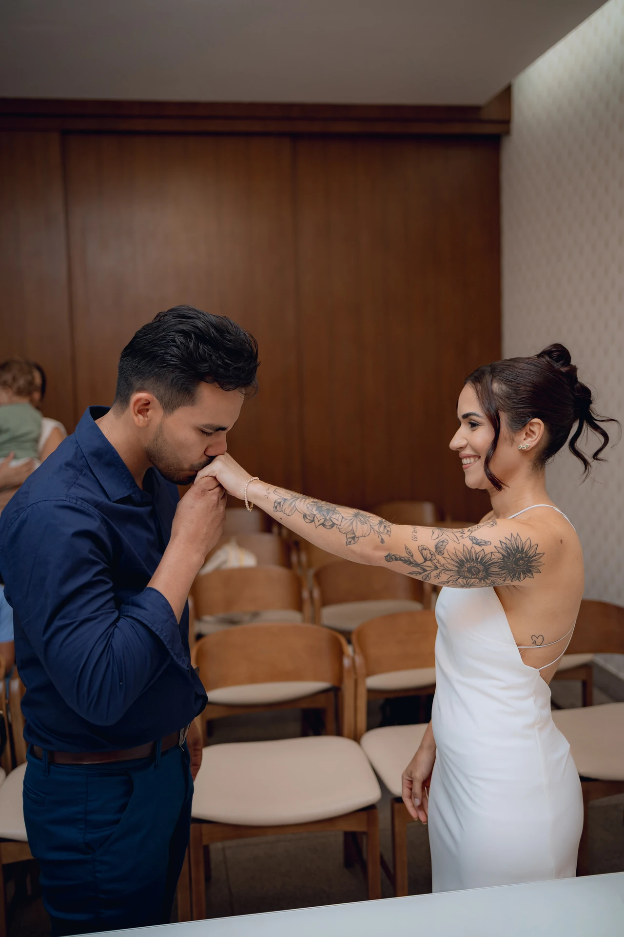 José beijando a mão de Alice na sala da cerimônia