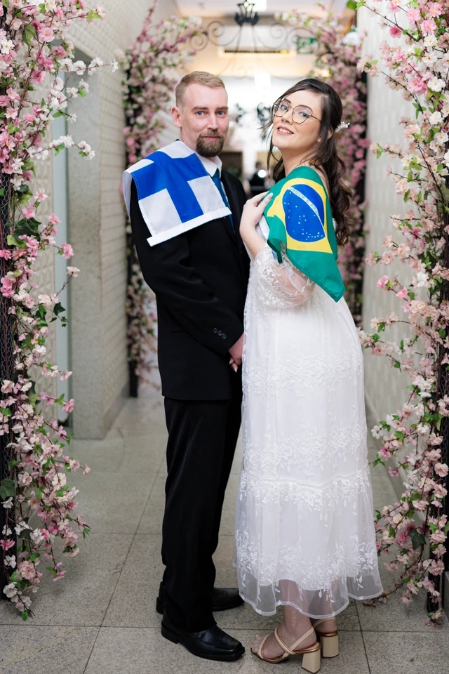 Sara e Ville no casamento civil em Goiânia com bandeiras do Brasil e da Finlândia