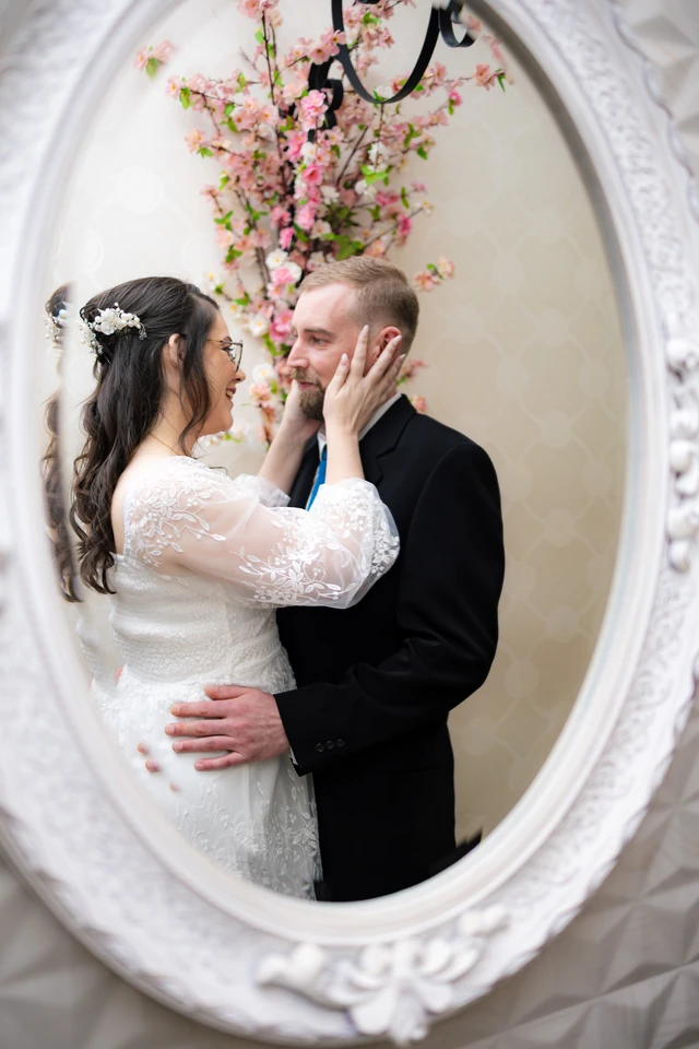 Retrato de Sara e Ville refletidos no espelho durante casamento civil em Goiânia
