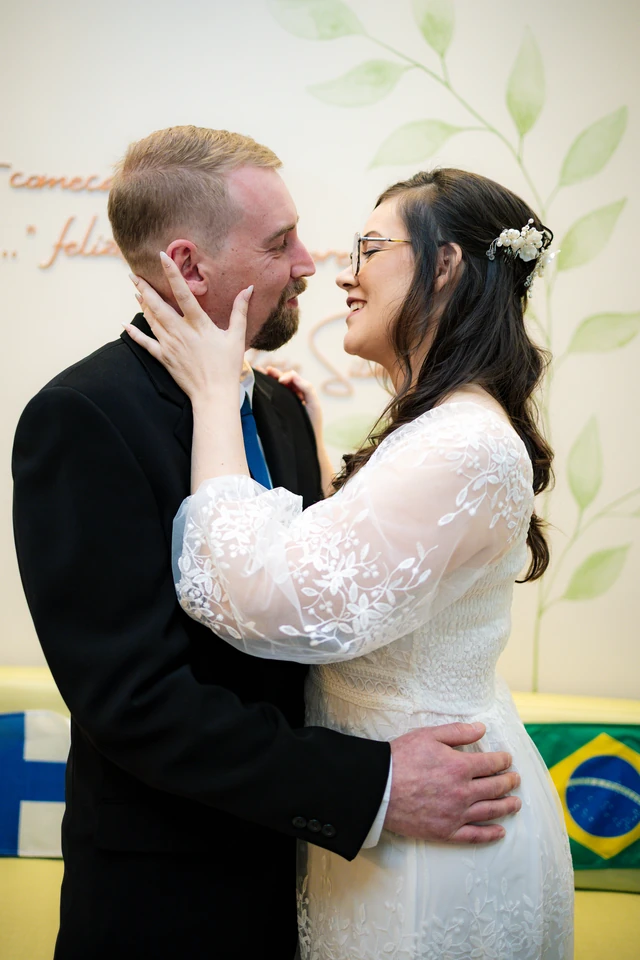 Sara e Ville sorrindo durante mini ensaio de casamento civil em Goiânia