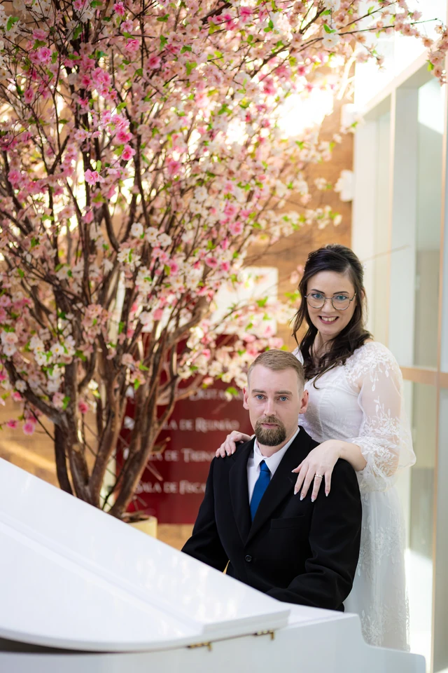 Noivos em cenário florido no casamento civil de Sara e Ville em Goiânia