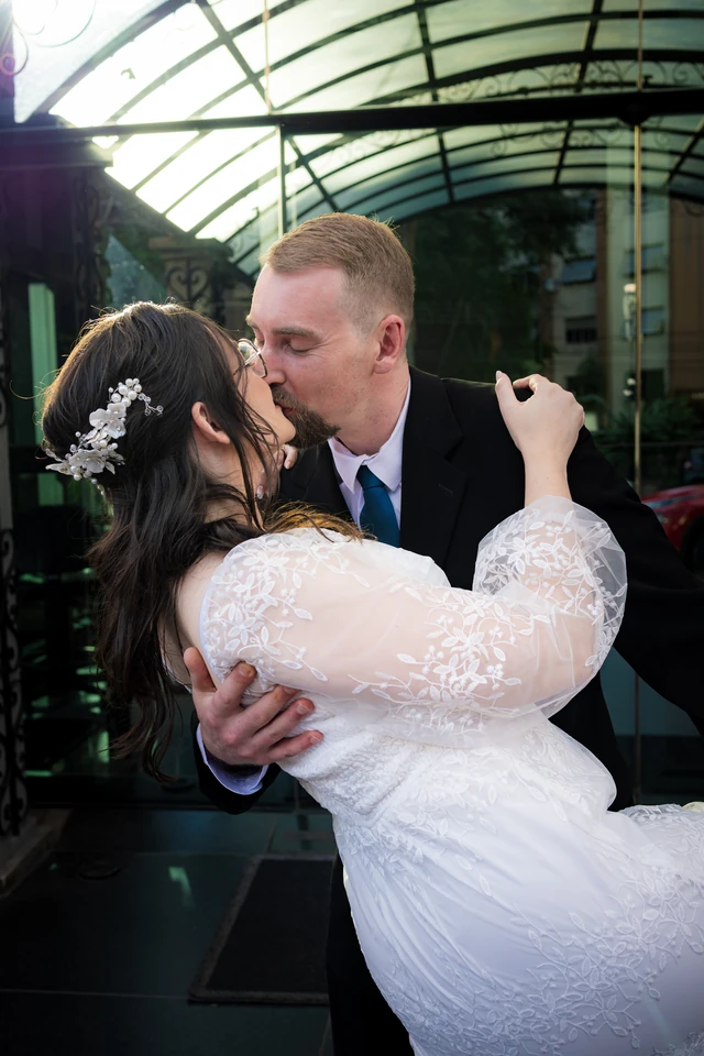 Beijo dos noivos após casamento civil internacional em Goiânia