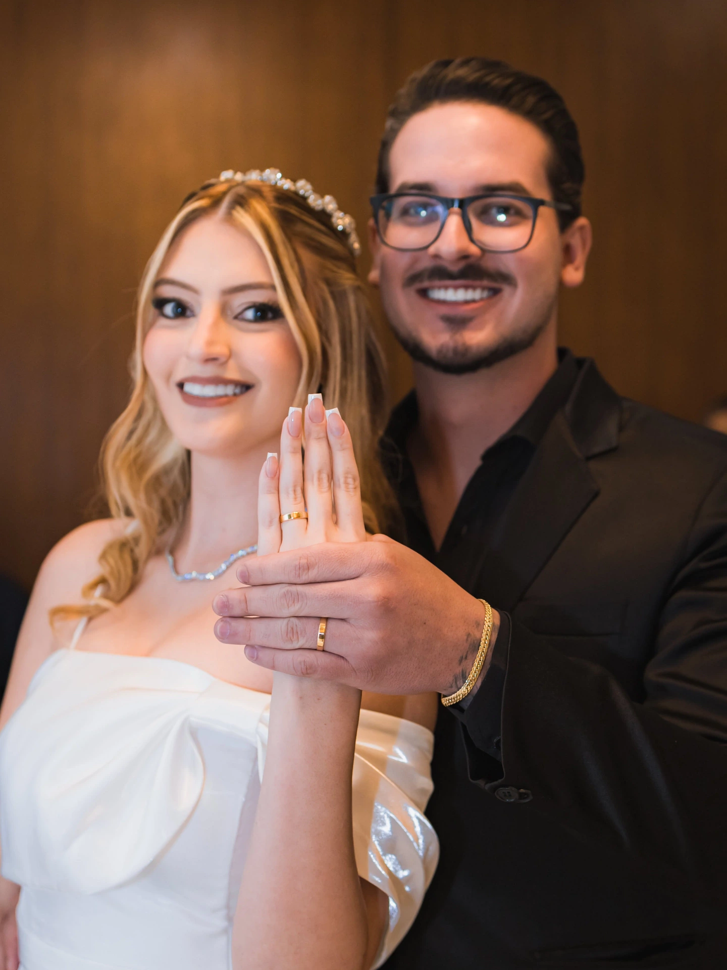 Pietra mostrando a aliança ao lado de Gabriel, os dois sorrindo