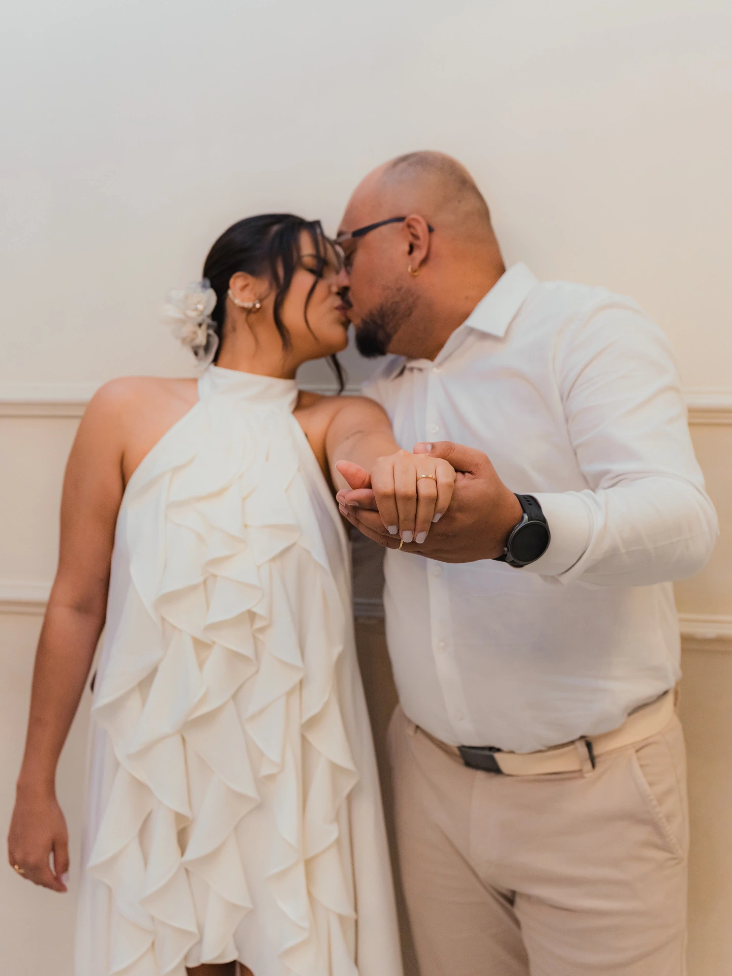 Jessica e Alex se beijando de mãos dadas após o casamento
