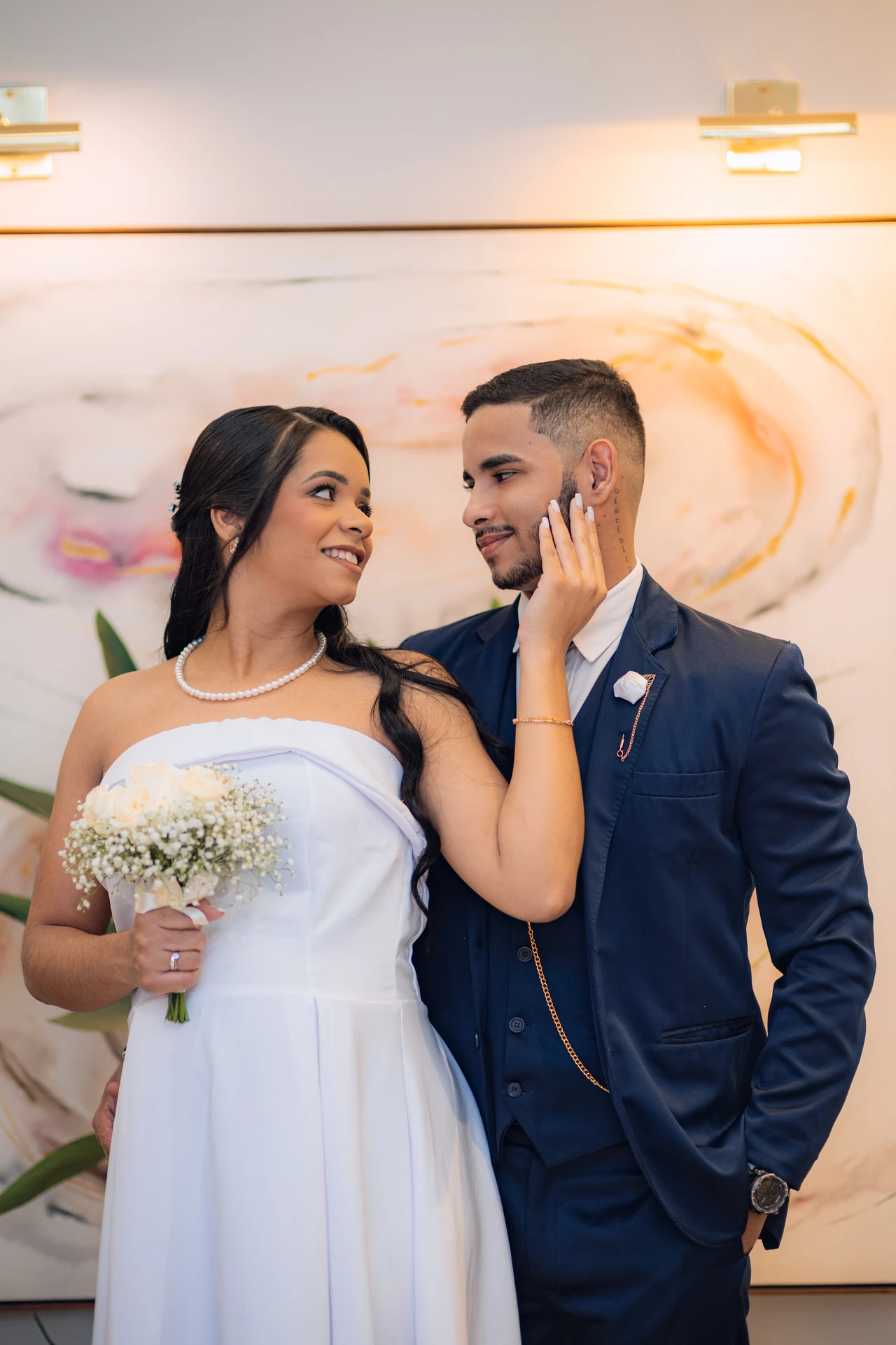 Jéssica e Thiago se olhando de perto, ele com a mão no rosto dela, antes do casamento civil