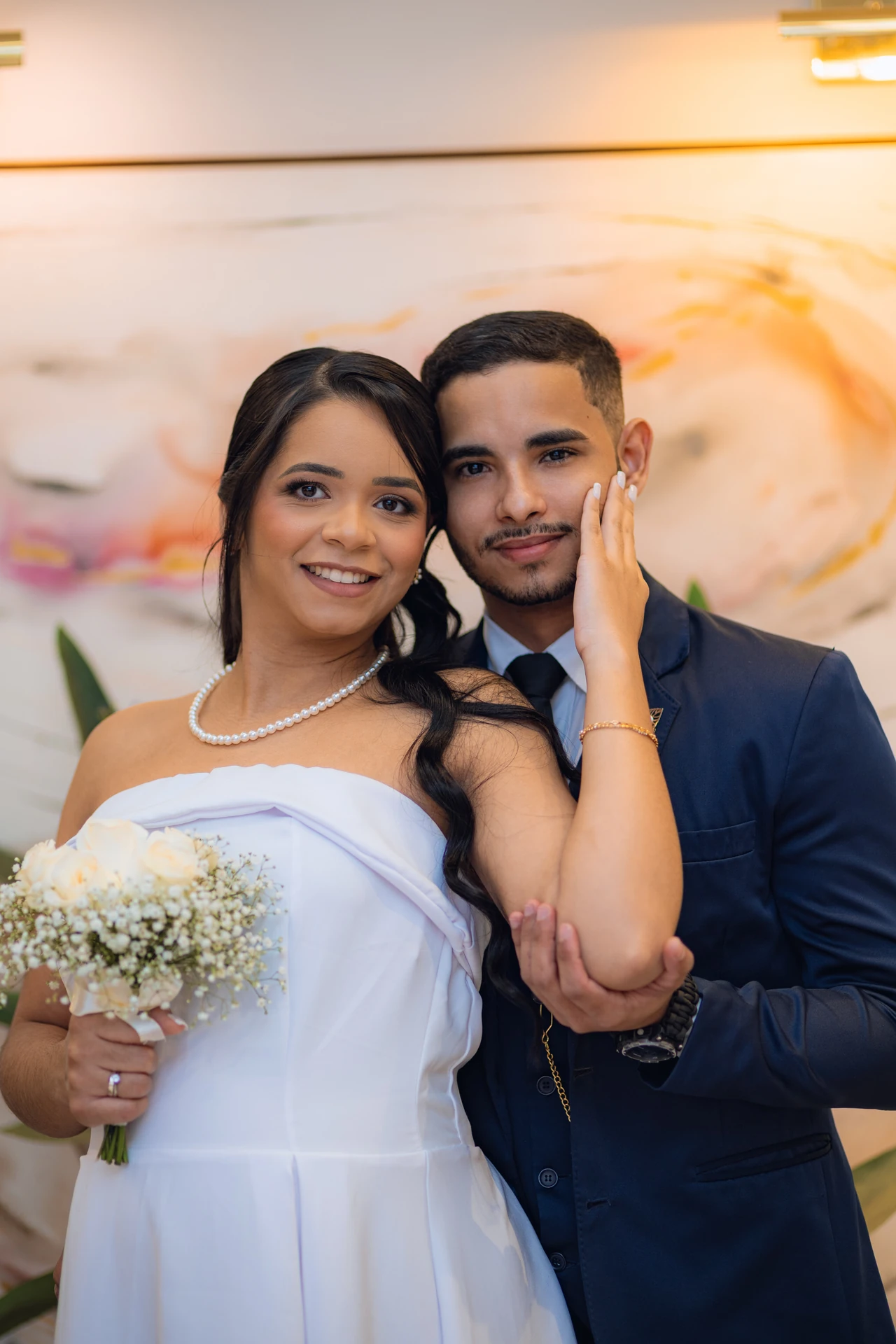 Jéssica e Thiago sorrindo para a câmera, ele com a mão no rosto dela, no Cartório Antônio do Prado