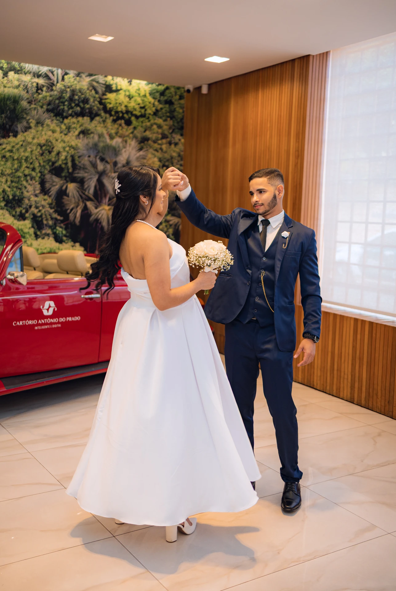Thiago girando Jéssica pela mão durante o casamento civil no Cartório Antônio do Prado