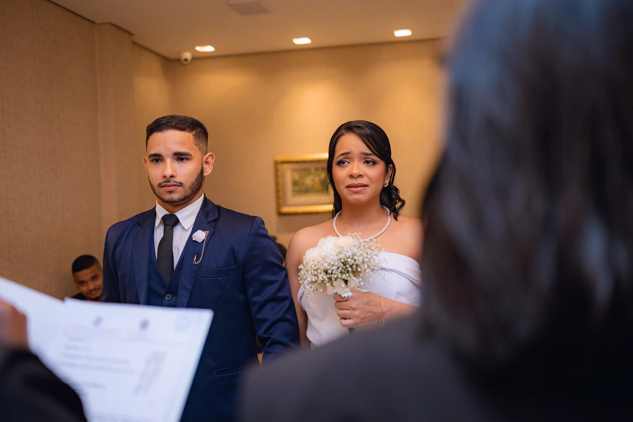 Jéssica e Thiago ouvindo a celebrante durante a leitura do termo de casamento civil