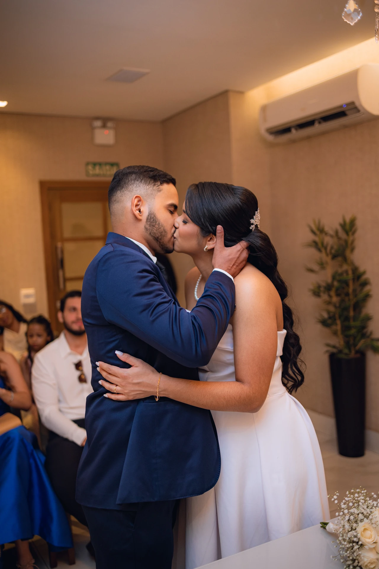 Jéssica e Thiago se beijando pela primeira vez como marido e mulher