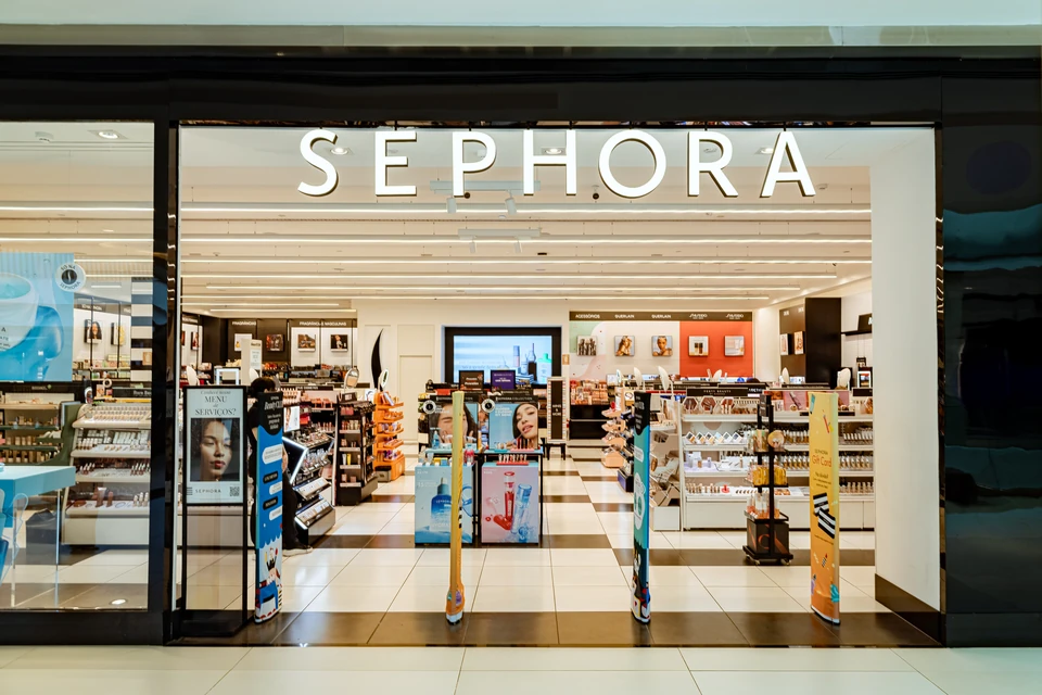 Fachada da loja Sephora com letreiro iluminado, no Shopping Flamboyant em Goiânia