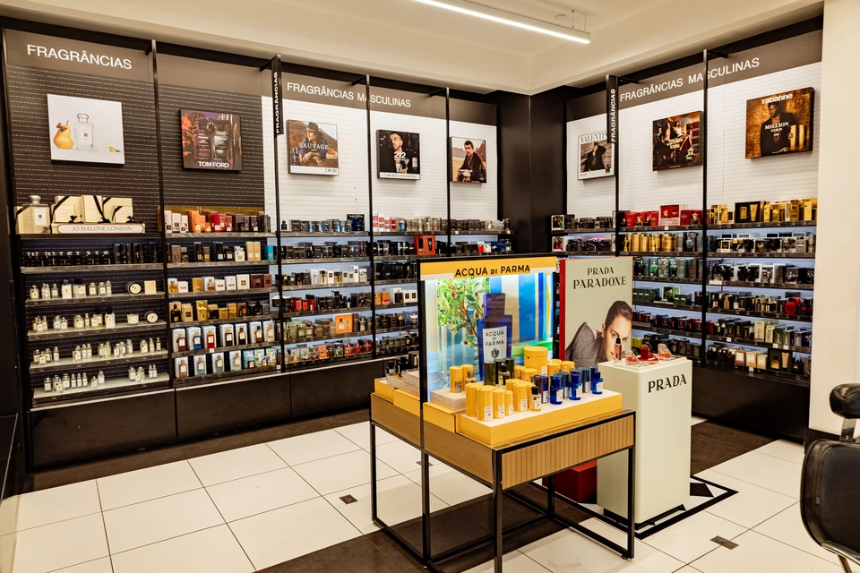 Setor de perfumaria masculina com prateleiras e displays de Tom Ford, Jo Malone e Dior