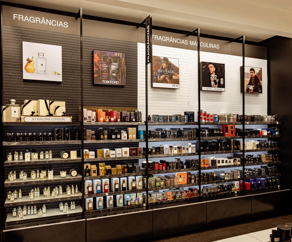 Setor de perfumaria feminina e masculina com display da Prada Paradoxe em primeiro plano