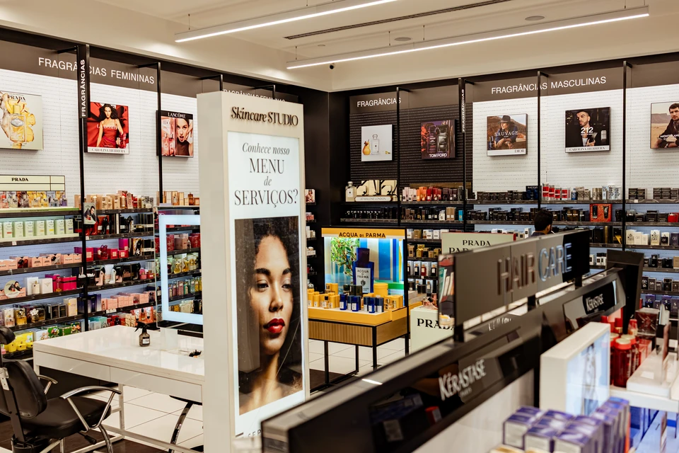 Estação do Skincare Studio, com espelho de aumento e produtos de cuidado com a pele