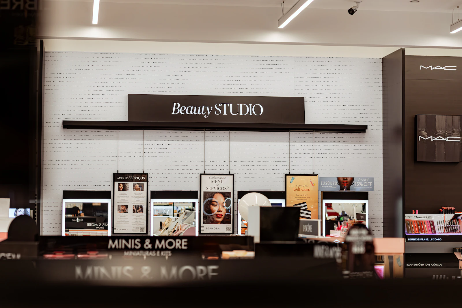 Estações de maquiagem do Beauty Studio na loja Sephora em Goiânia