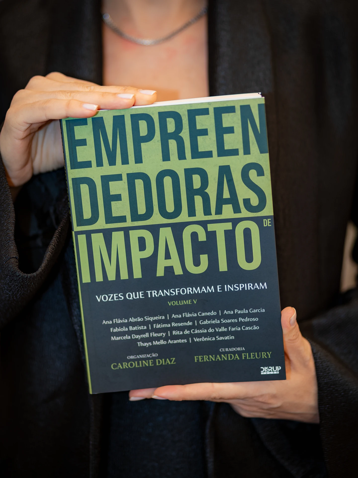 Capa do livro Empreendedoras de Impacto: Vozes que transformam e inspiram, volume V, com os nomes das autoras, a organização de Caroline Diaz e a curadoria de Fernanda Fleury