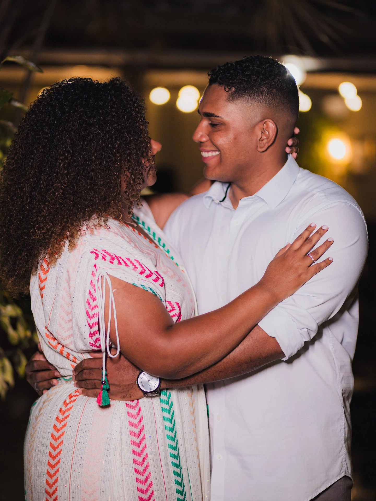 Casal se abraçando e sorrindo após o pedido de casamento na Viela Gastronômica