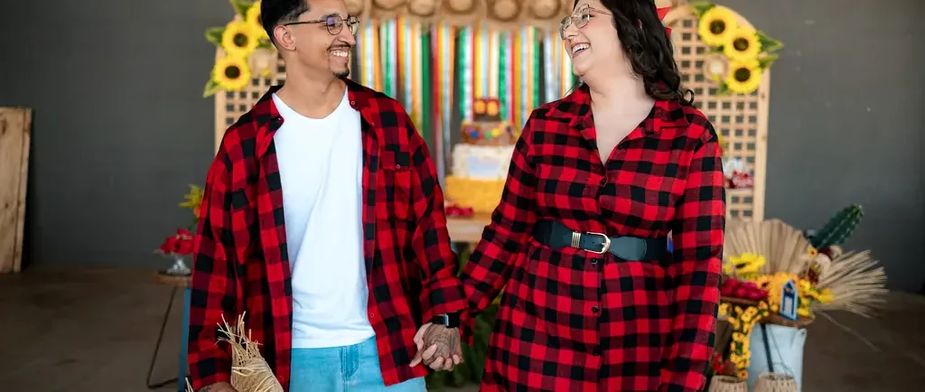 Casal de mãos dadas em um registro espontâneo durante uma festa