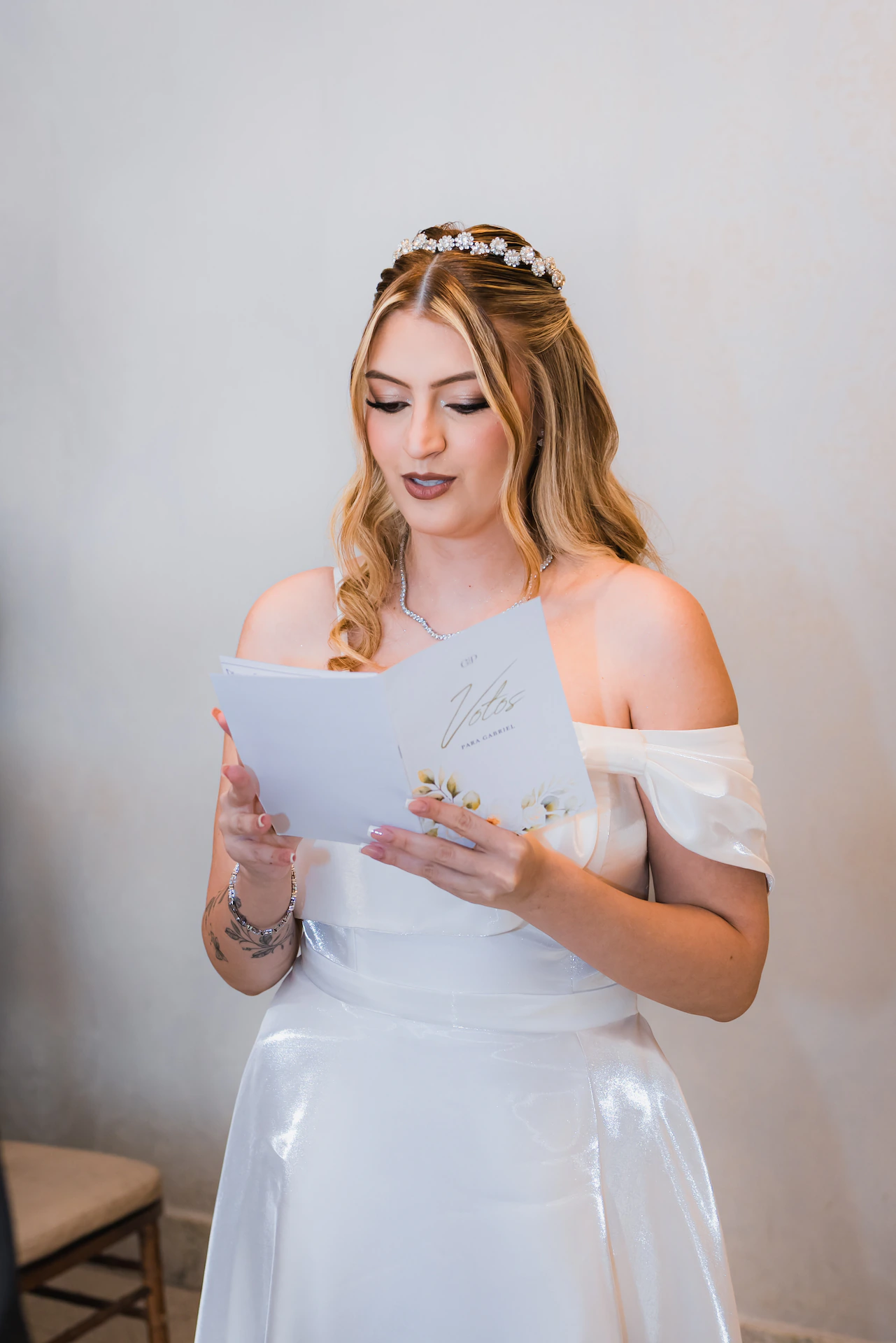 Noiva lendo os votos em uma folha durante o casamento civil em Goiânia