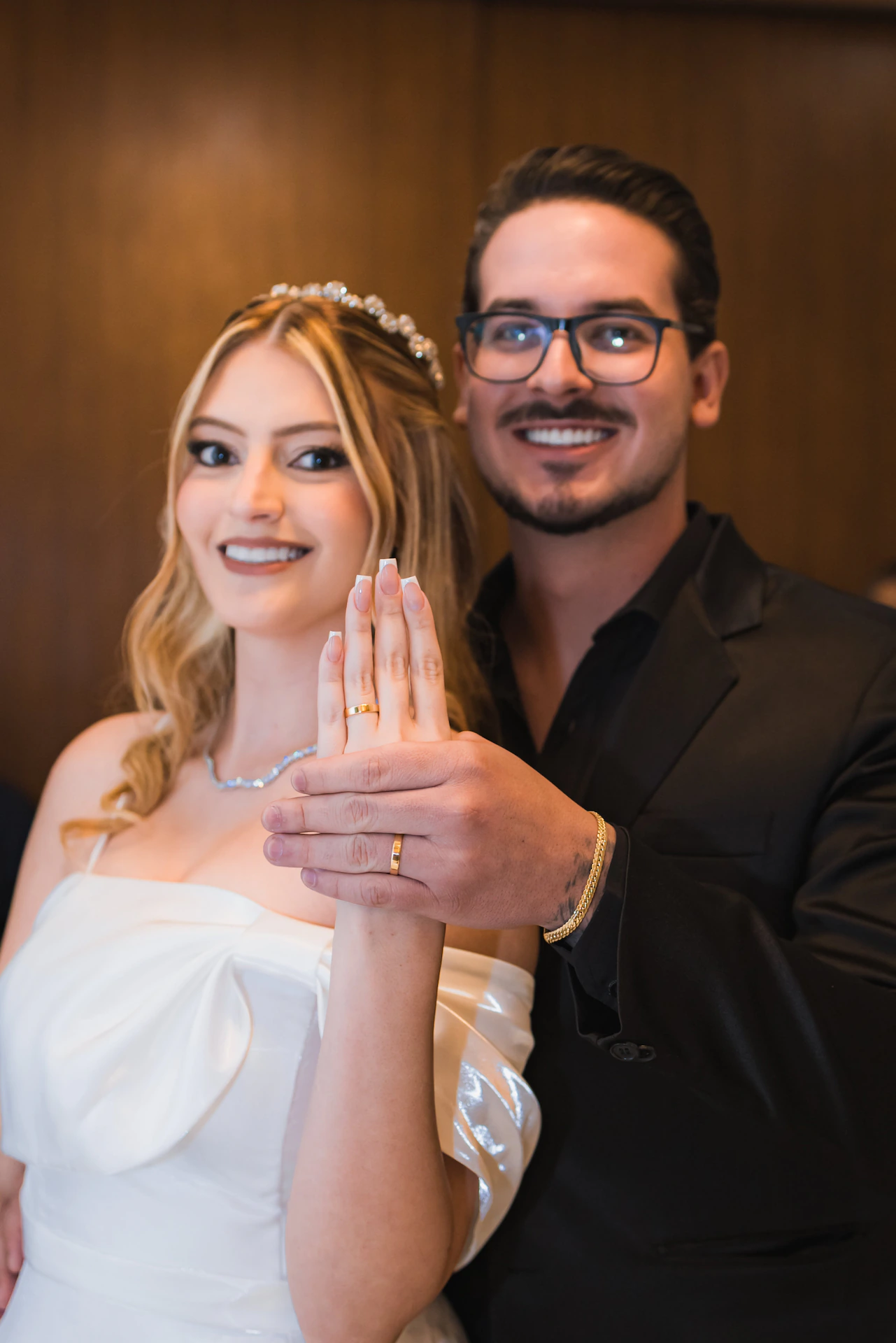 Noiva mostrando a aliança ao lado do noivo logo após o casamento civil em Goiânia