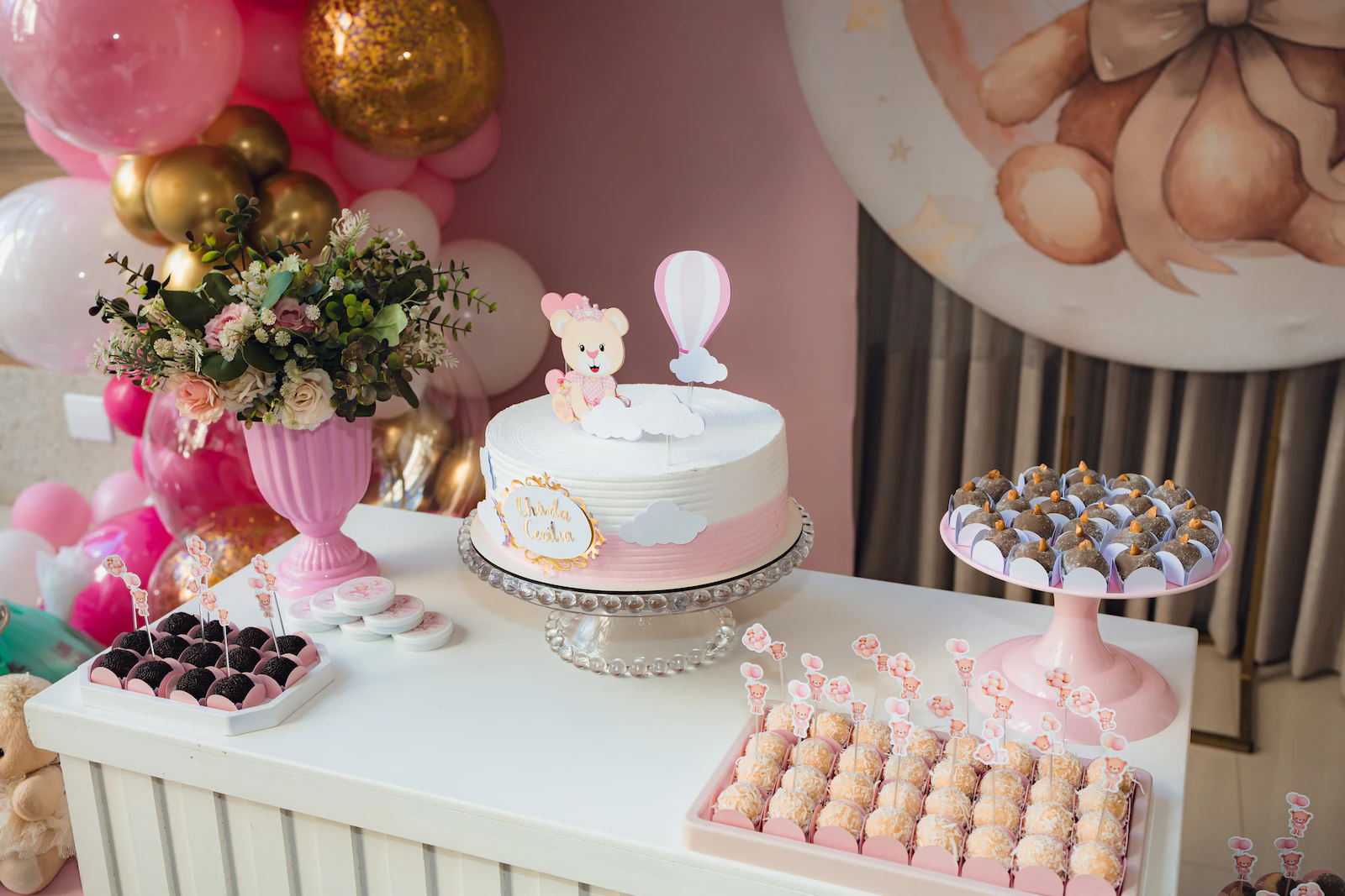Bolo personalizado com o nome do bebê na mesa do chá de bebê em Goiânia