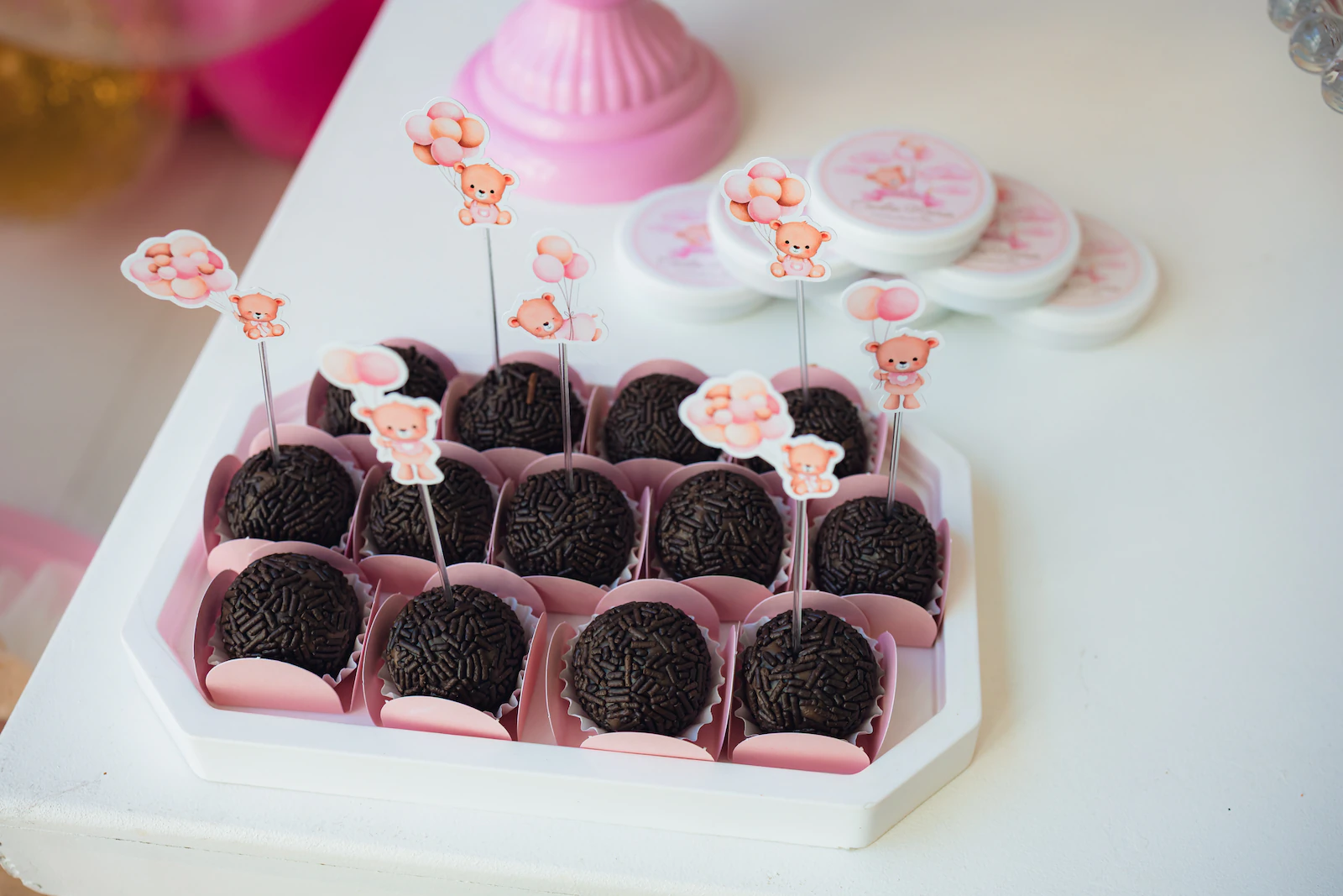 Detalhe dos docinhos decorados servidos no chá de bebê