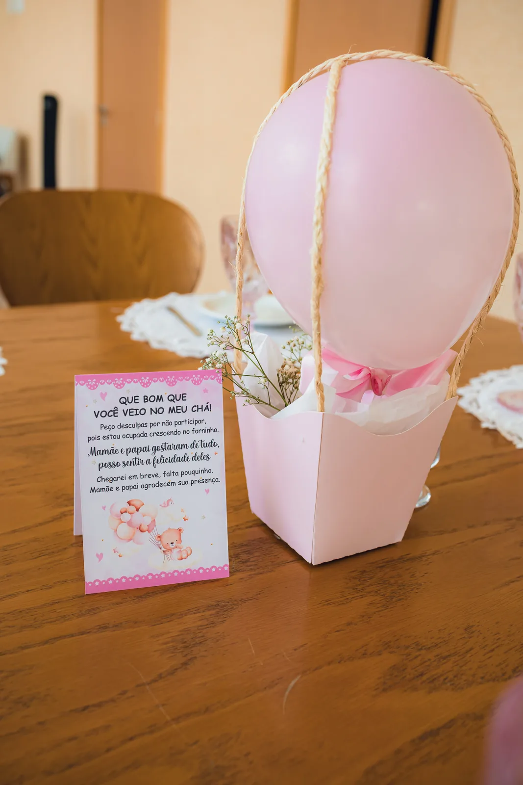 Detalhe de docinhos decorados para o chá de bebê