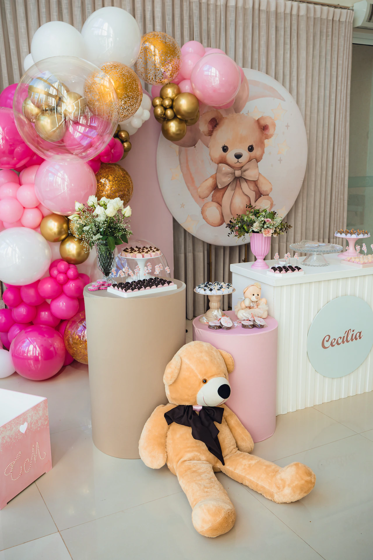 Urso de pelúcia na decoração do painel do chá de bebê