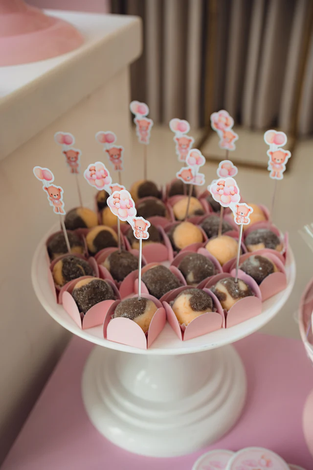 Mesa de doces e bolo personalizado de chá de bebê