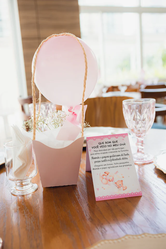 Mesa decorada com plaquinha personalizada em chá de bebê