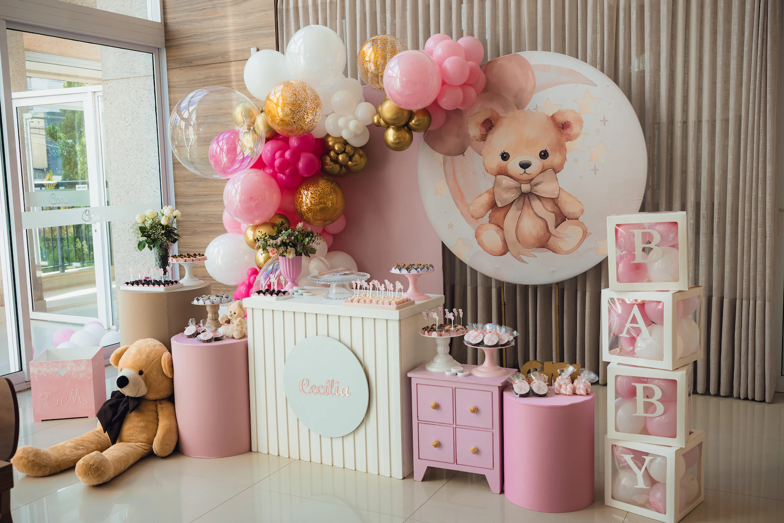Painel de balões usado na decoração do chá de bebê
