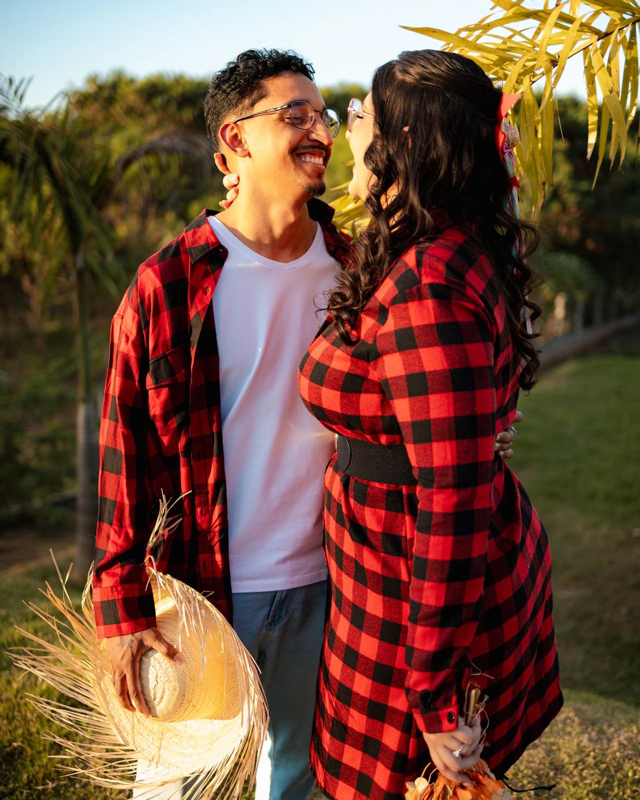 Casal rindo e se olhando durante o ensaio de festa junina em Goiânia