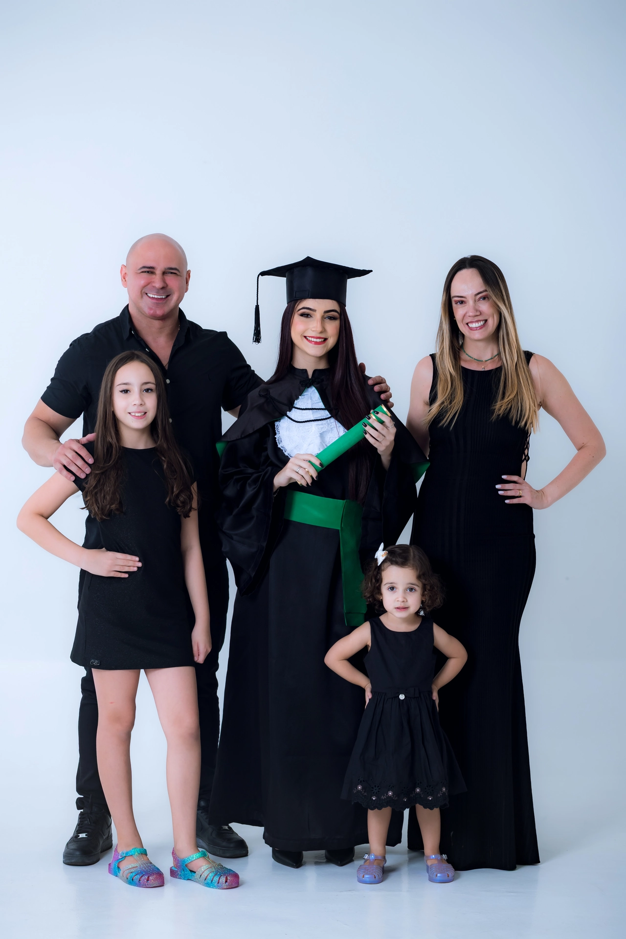Família reunida com pai, mãe, formanda e as duas irmãs mais novas