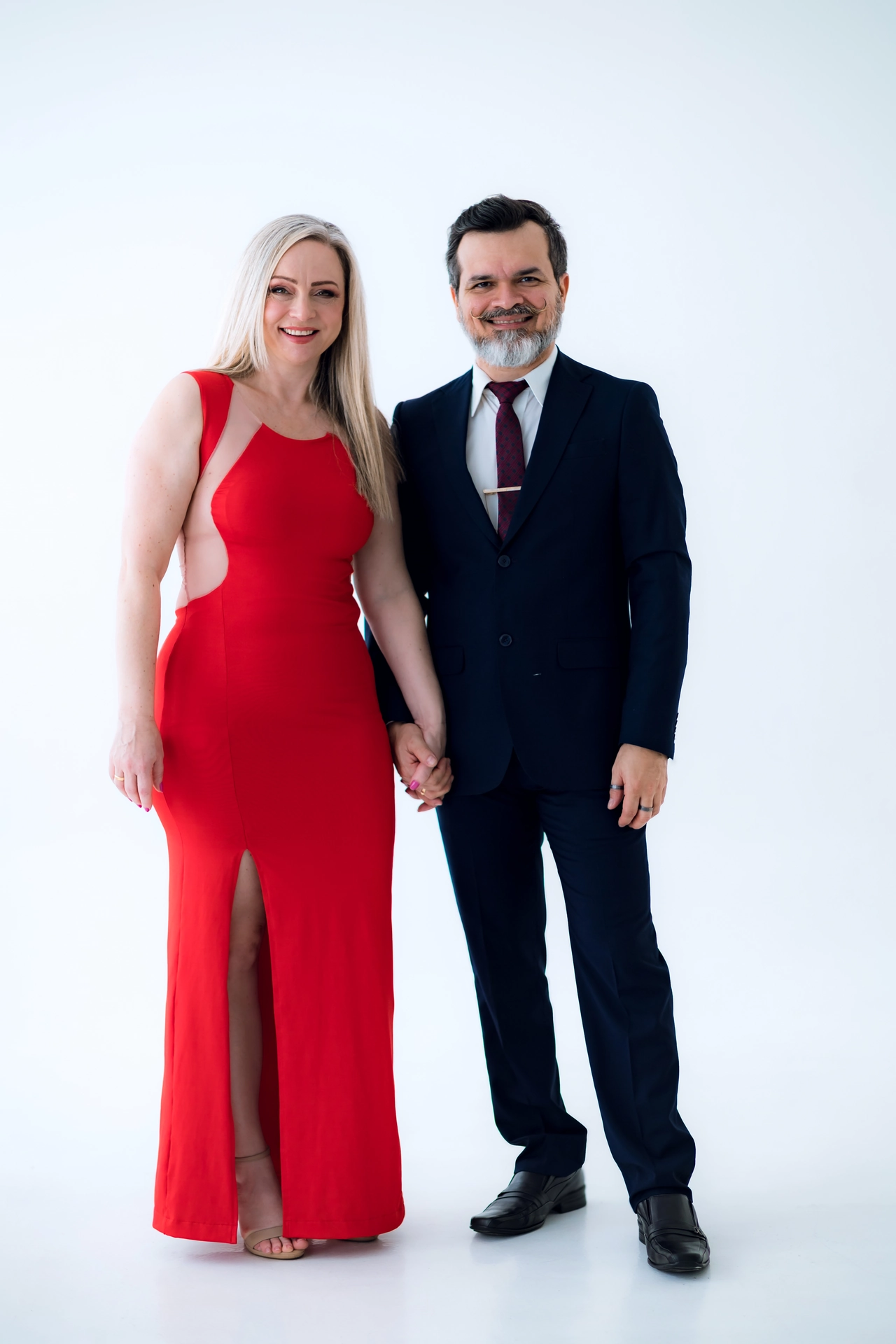 Casal de parentes da formanda, ela de vestido vermelho longo