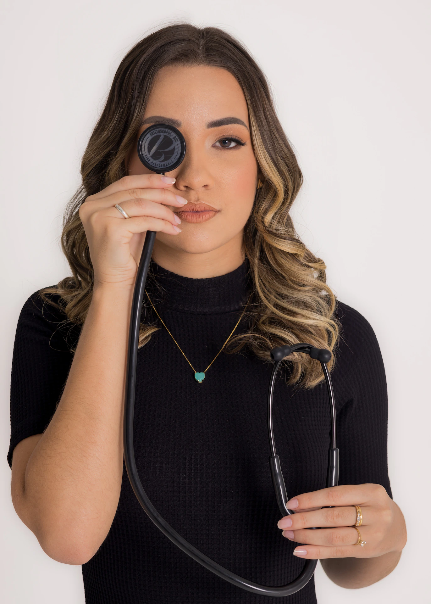 Formanda observando através de um oftalmoscópio no ensaio de formatura