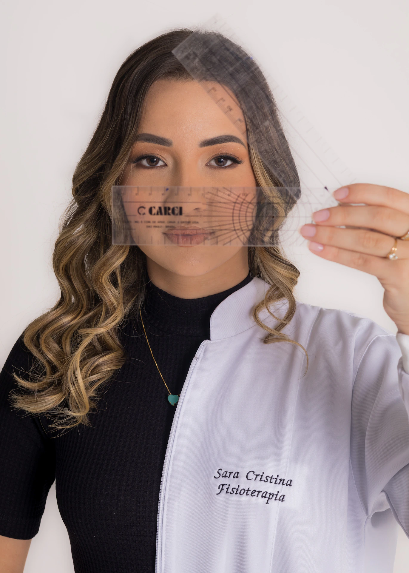 Formanda de fisioterapia com jaleco bordado durante o ensaio de formatura em Goiânia