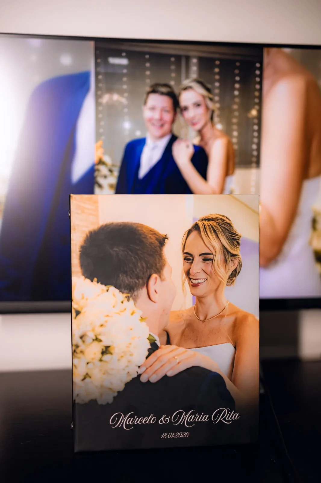 Álbum de casamento impresso em pé, com a foto dos noivos na capa
