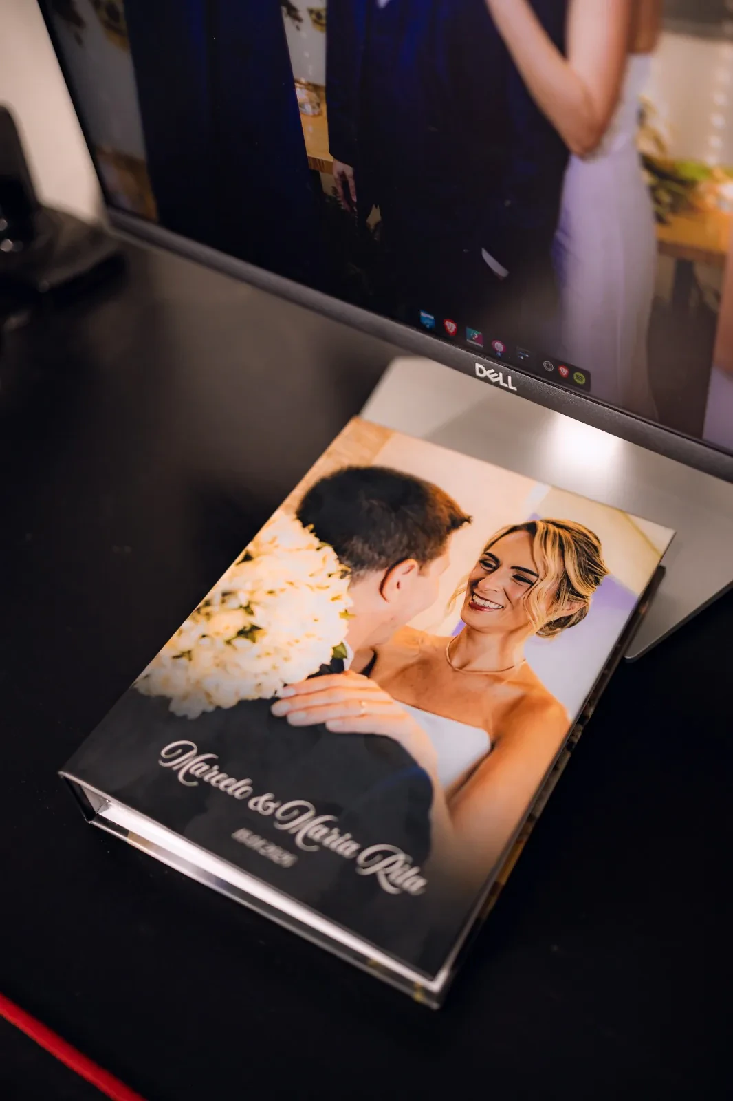 Capa do álbum de casamento em couro preto com o nome dos noivos gravado
